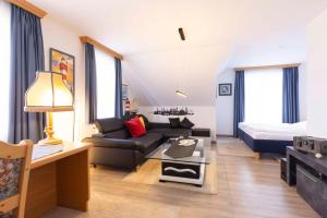 a living room with a couch and a bed at OST29 Ferienwohnung Komoran in Niendorf