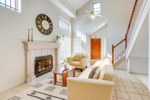 Zona d'estar a 2 Mi to Houston Funplex Home with Private Yard!