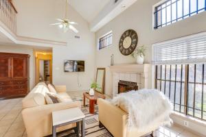 Zona d'estar a 2 Mi to Houston Funplex Home with Private Yard!