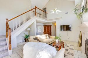 Televisor o centre d'entreteniment de 2 Mi to Houston Funplex Home with Private Yard!