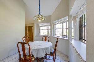 Foto de la galeria de 2 Mi to Houston Funplex Home with Private Yard! a Houston