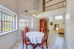 Foto de la galeria de 2 Mi to Houston Funplex Home with Private Yard! a Houston