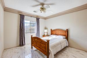 Llit o llits en una habitació de 2 Mi to Houston Funplex Home with Private Yard!