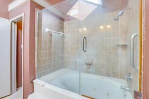 Bany a 2 Mi to Houston Funplex Home with Private Yard!
