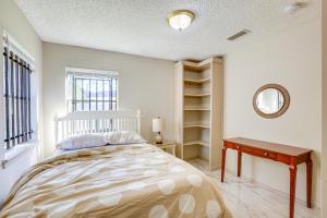 Llit o llits en una habitació de 2 Mi to Houston Funplex Home with Private Yard!