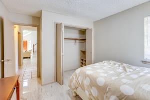 Llit o llits en una habitació de 2 Mi to Houston Funplex Home with Private Yard!