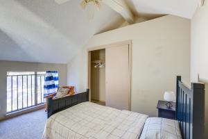 Llit o llits en una habitació de 2 Mi to Houston Funplex Home with Private Yard!