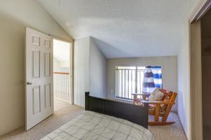 Llit o llits en una habitació de 2 Mi to Houston Funplex Home with Private Yard!