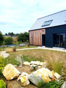 サン・ジェルマン・シュル・エにあるVilla Malgira, bord de merの金属屋根の家