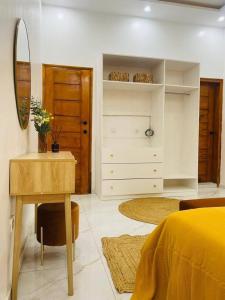 CocodySublime appartement 2 chambres - Résidence Sabyra的卧室里有一张床、一张桌子和一面镜子
