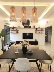 CocodySublime appartement 2 chambres - Résidence Sabyra的客厅设有餐桌和吊灯