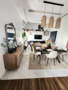 CocodySublime appartement 2 chambres - Résidence Sabyra的客厅配有餐桌和椅子