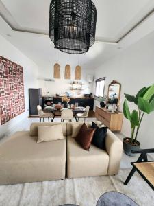 Sublime appartement 2 chambres - Résidence Sabyra的休息区
