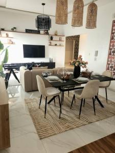 Sublime appartement 2 chambres - Résidence Sabyra的电视和/或娱乐中心