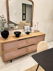 CocodySublime appartement 2 chambres - Résidence Sabyra的梳妆台,上面有镜子 更多28张照片