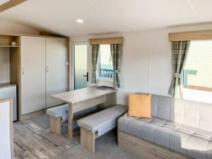 una sala de estar con un sofá y una mesa en Holiday Home by the river Nidd 6, en Knaresborough