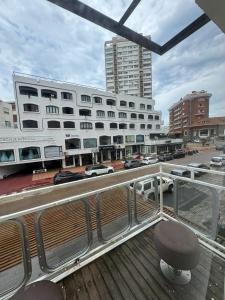 uitzicht op een gebouw vanaf het dek van een boot bij Hotel La Vista 32 in Punta del Este +54 foto's