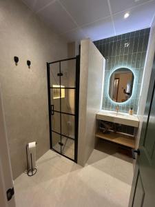 Un baño con ducha, lavabo y espejo. en Apartamento de lujo con piscina climatizada, en Nerja