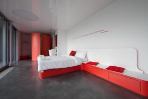 Una cama o camas en una habitación de Chromotel self check-in