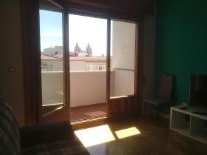 a room with a sliding glass door with a balcony at Skyline de Leon con opcion de parking in León