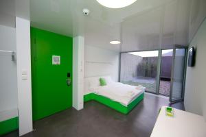 Una cama o camas en una habitación de Chromotel self check-in