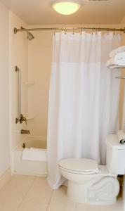 Ένα μπάνιο στο SpringHill Suites Houston Pearland