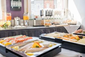 una linea a buffet con molti tipi diversi di cibo di Best Western City Hotel Pirmasens a Pirmasens
