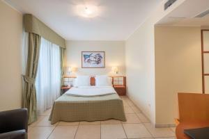 Letto o letti in una camera di Best Western Plus Grand Hotel Victor Hugo