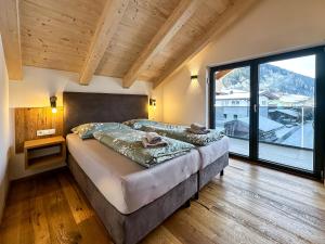 Postel nebo postele na pokoji v ubytování Our's Living Penthouse - private Sauna & Summercard near Kitzbüheler Alpen ski lift