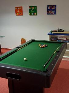 Stół bilardowy w obiekcie Hotel-Pension Hoferhaus