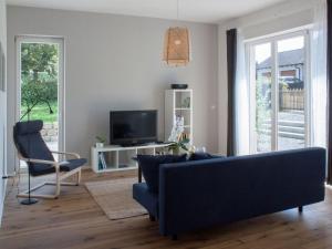 un salon avec un canapé et une télévision dans l'établissement Ferienscheune, à Daisendorf