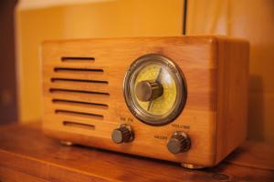 an old wooden radio sitting on top of a table at Domček 555 in Banská Štiavnica