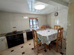 a kitchen with a table and chairs in a room at El Pedrosu casa para 6 personas en Espinareu in Cuerrías