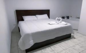 a bedroom with a bed and a bath tub at Alojamiento Coral in Quepos