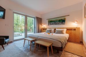 een slaapkamer met een groot bed en een groot raam bij Laranjal Farm House in Moncarapacho