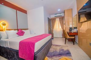 Postel nebo postele na pokoji v ubytování Purple Lavender Hotel Lekki