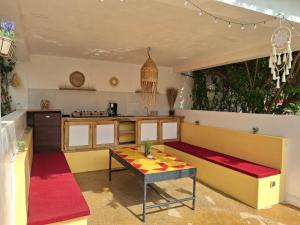 a living room with a table and a kitchen at Villa No Stress in Somone