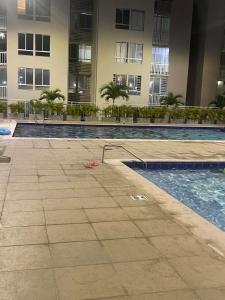 einem Pool in einem Gebäude mit einem Gebäude in der Unterkunft Lujoso apartamento in Cartagena de Indias