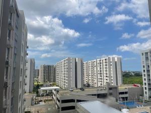Blick auf eine Stadt mit hohen weißen Gebäuden in der Unterkunft Lujoso apartamento in Cartagena de Indias