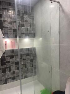 eine Dusche mit Glastür im Badezimmer in der Unterkunft Lujoso apartamento in Cartagena de Indias