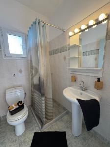 Ein Badezimmer in der Unterkunft Myrtos Hotel