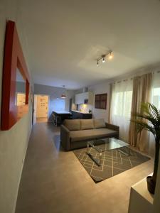 una sala de estar con un sofá y una mesa en CH Six Rooms, en Madrid