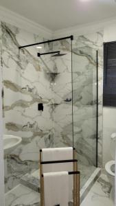 Ga-MothapoにあるVilla Tlhago Lodgeのバスルーム(ガラス張りのシャワー、トイレ付)