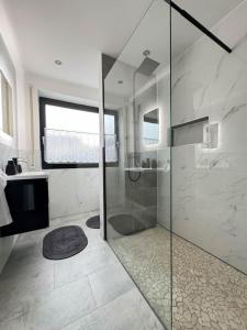 Ένα μπάνιο στο KMS Homes - Garden - NETFLIX - Modern