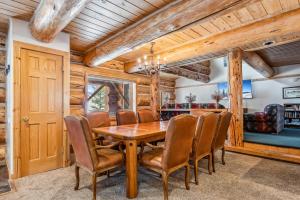 Gambar di galeri bagi Silverthorne Cabin with Hot Tub and Forest Access di Silverthorne