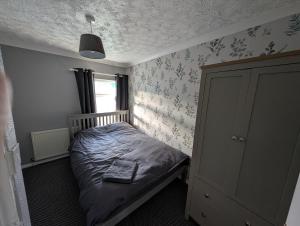 a small bedroom with a bed and a window at Town Centre, dedicated Parking in Burton upon Trent