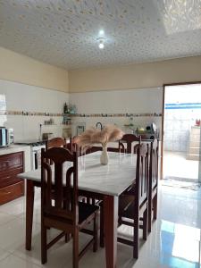 a kitchen with a dining room table and chairs at Casa com piscina in Belém