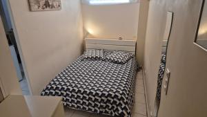 a small bedroom with a bed in a small room at Appartement en centre ville Historique in Périgueux