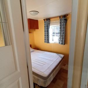 Een bed of bedden in een kamer bij Camping Baroudeurs