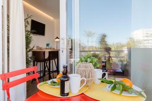 einen Tisch mit zwei Flaschen Wein darüber in der Unterkunft Rental Holidays Apartment in Alcúdia